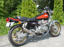 オリジナルマフラーの装着例(カワサキZ1、Z2、Z750D1、Z1000)